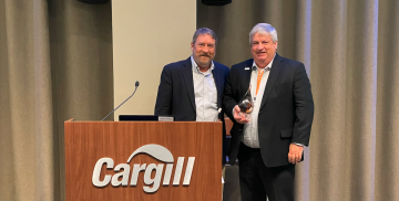 Cargill presenting Gillco the 2021 FIBI award