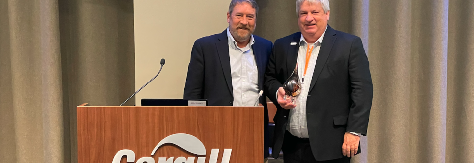 Cargill presenting Gillco the 2021 FIBI award