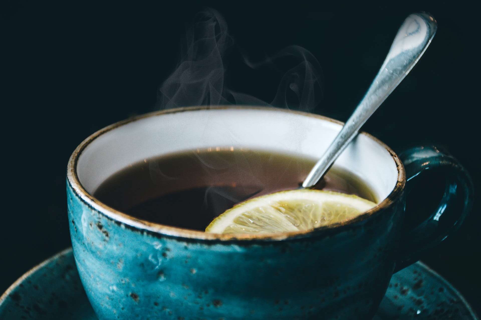 A blue teacup with isomalt and a lemon